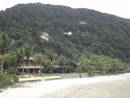  Figura 15. Residências de alto padrão localizadas à beira-mar e na encosta de morros no Loteamento Taguaíba.