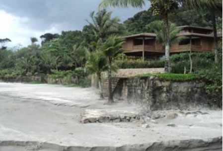   Figura 13.  Residências de alto padrão próximas à praia no Loteamento  Tijucopava.