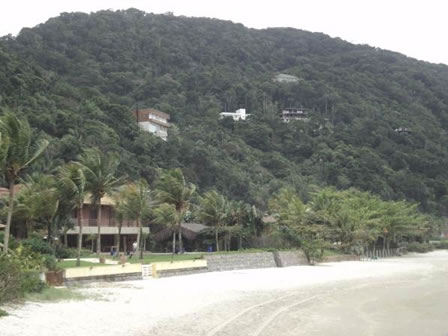  Figura 43. Residências de alto padrão localizadas à beira-mar e na encosta de morros no Loteamento Taguaíba.