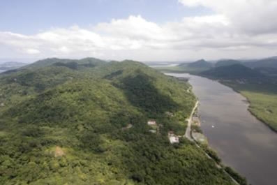  Figura 09. Vegetação de Floresta Ombrófila Densa recobrindo a maior parte da Serra do Guararu.