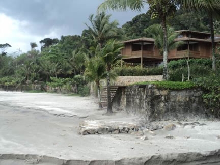  Figura 40. Residências de alto padrão próximas à praia no Loteamento Tijucopava.