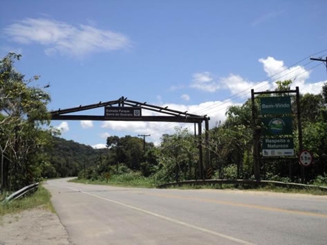  Figura 75. Pórtico da Estrada Parque da Serra do Guararu, na Rodovia SP-061
