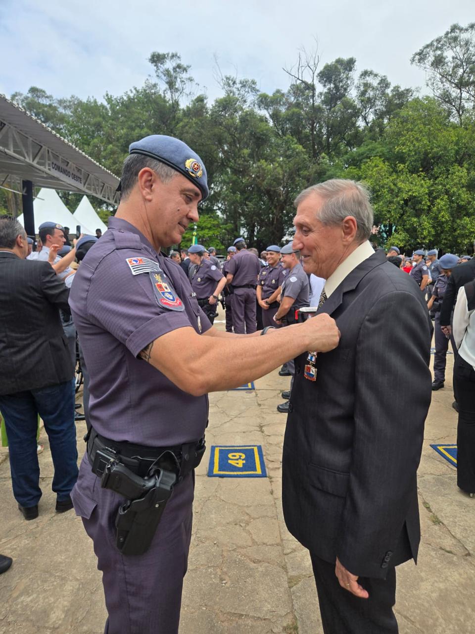 Coronel recebendo medalha_19.12.2025