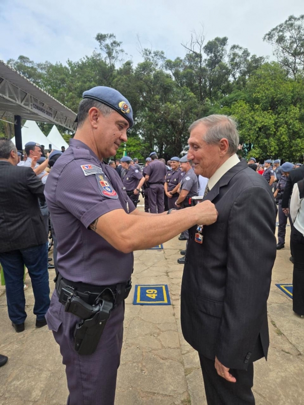 Coronel recebendo medalha_19.12.2025