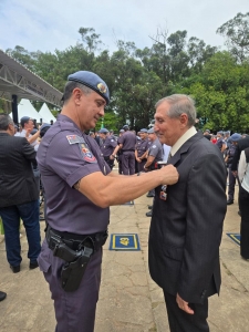Coronel recebendo medalha_19.12.2025